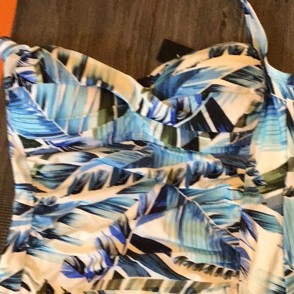 La Blanca too cool tankini top